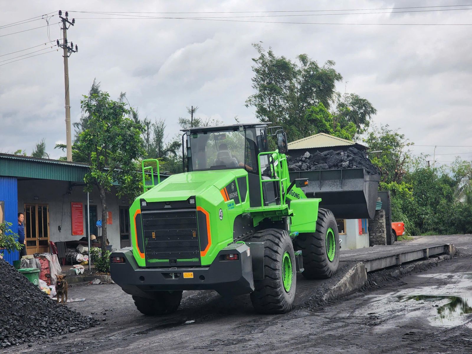 may-xuc-lat-dien-liugong-860HE-tai-bai-than