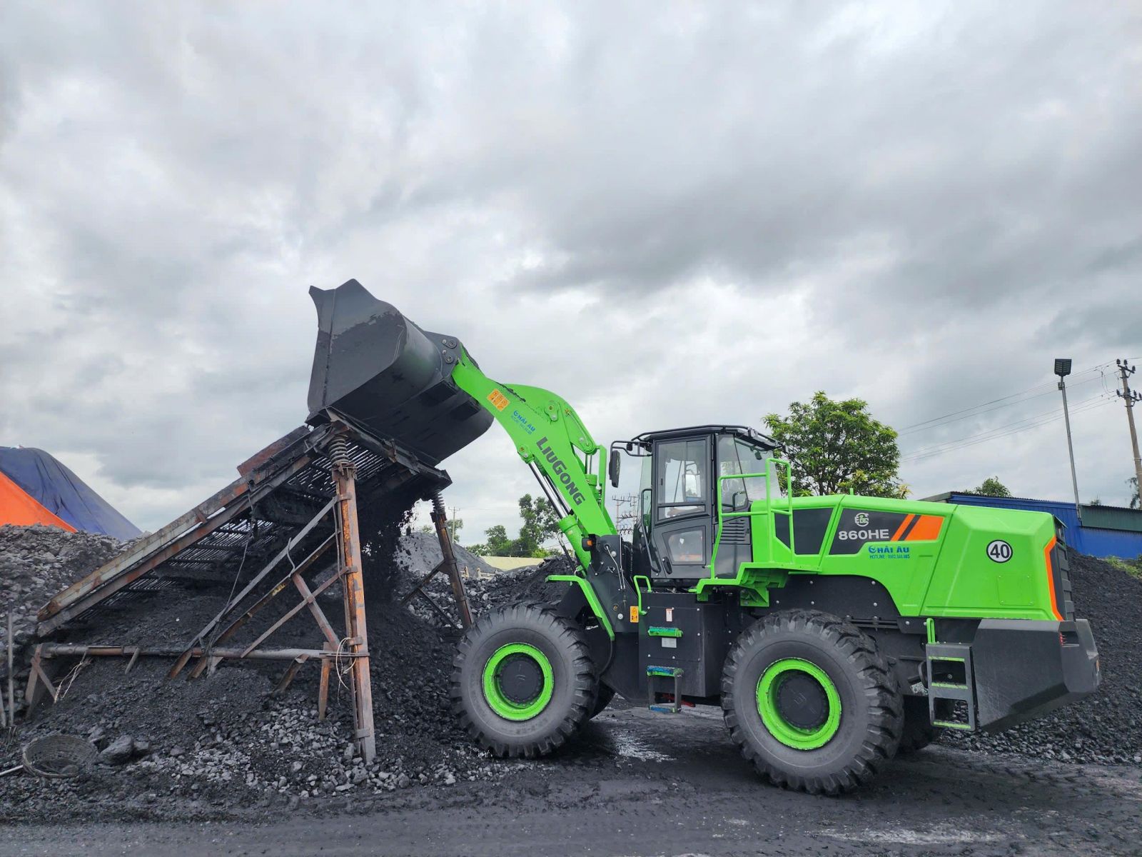 may-xuc-lat-dien-liugong-860HE-tai-mo-than